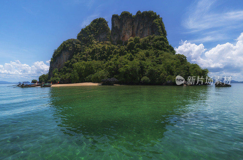 美丽的绿色泻湖和白色沙滩附近的Koh Hong岛安达曼海在甲米省，泰国。